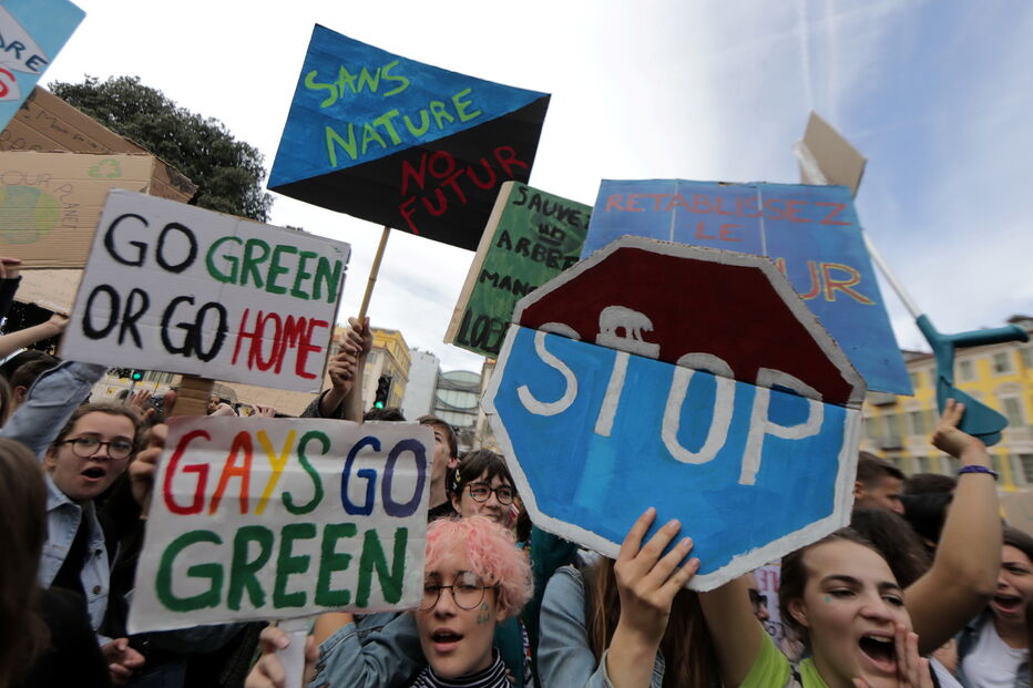 Mais de mil jovens saem à rua em Coimbra em protesto para proteger o clima