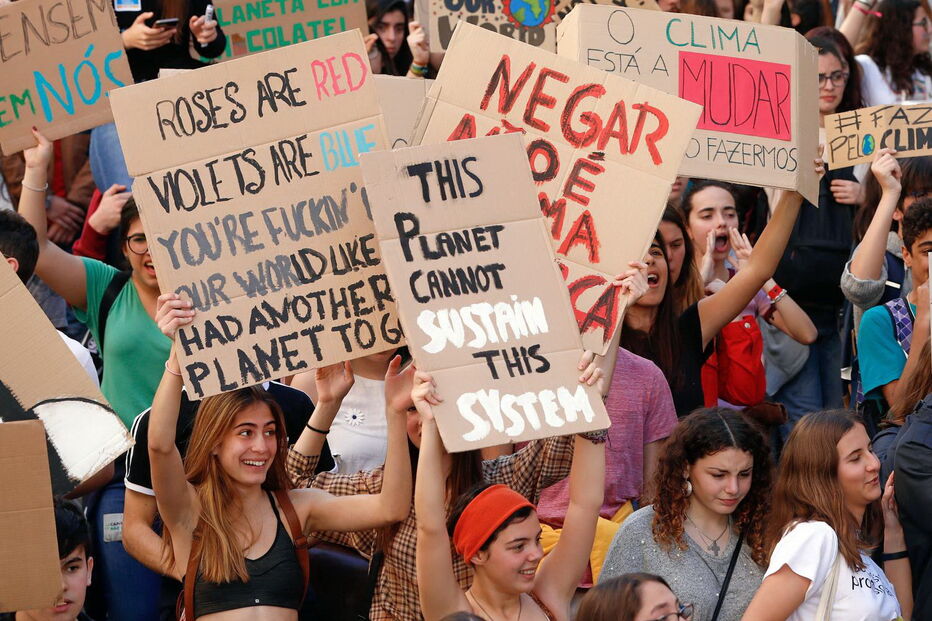 Estudantes protestam contra alterações climáticas na Assembleia da República