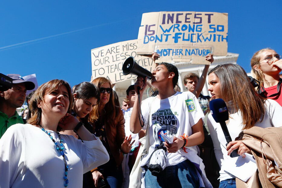 Estudantes protestam contra alterações climáticas na Assembleia da República