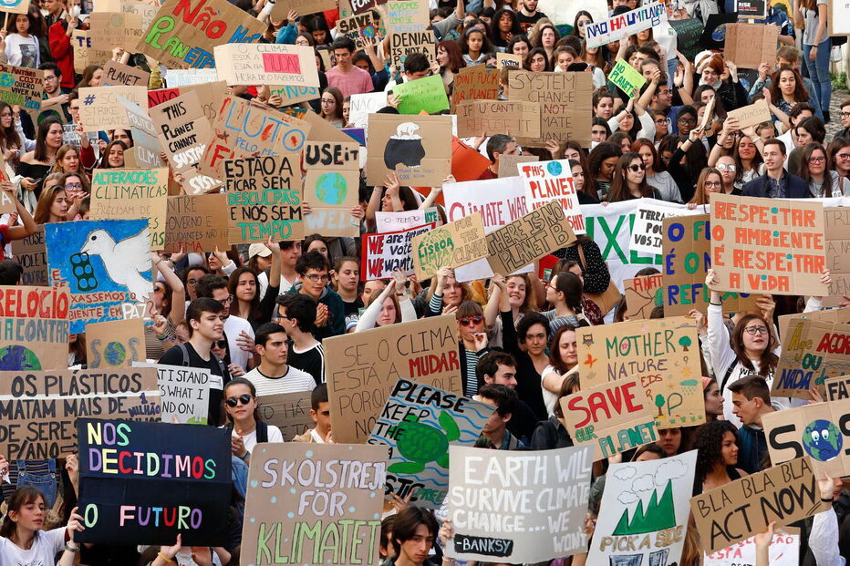 Estudantes protestam contra alterações climáticas na Assembleia da República