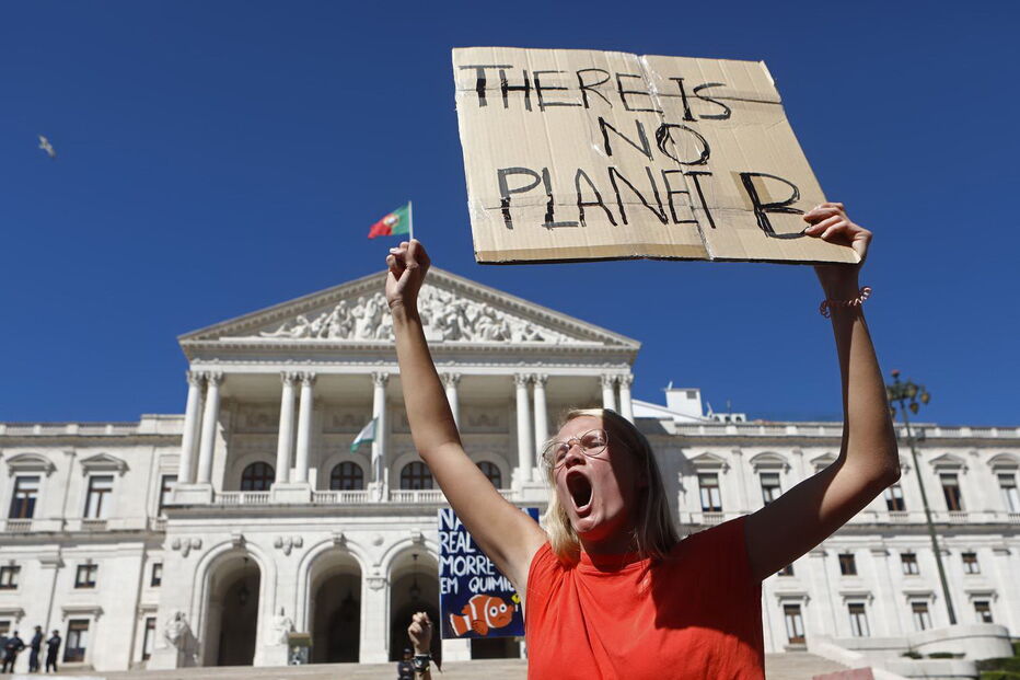 Estudantes protestam contra alterações climáticas na Assembleia da República