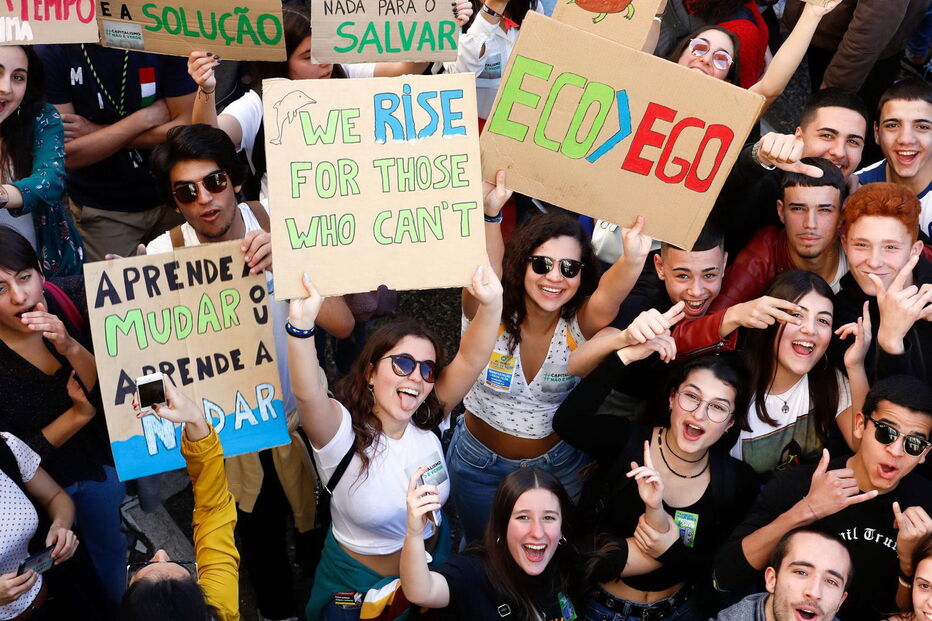 Estudantes protestam contra alterações climáticas na Assembleia da República