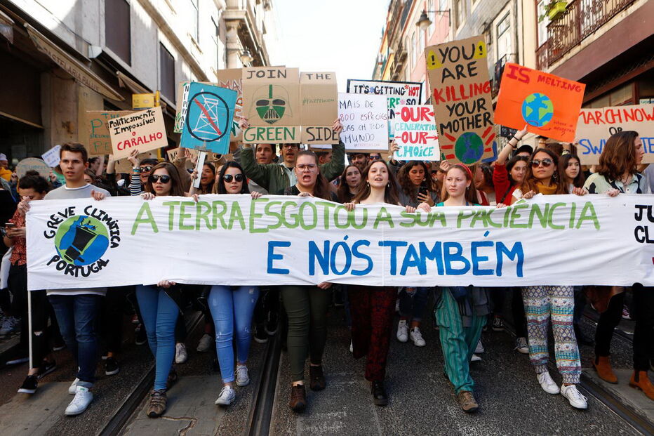 Estudantes protestam contra alterações climáticas na Assembleia da República