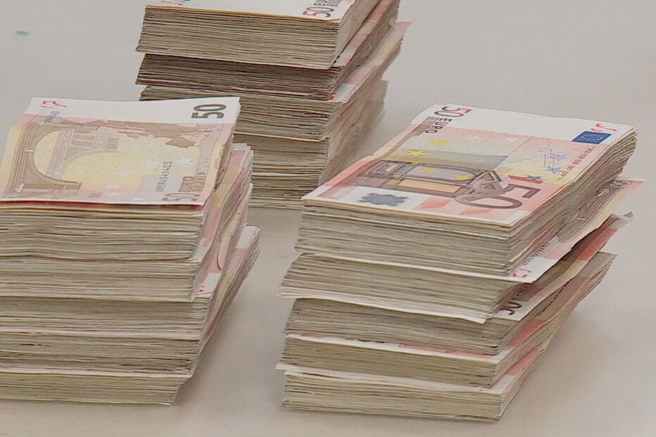 Recluso preso com telemóvel na cela faz burla de 300 mil euros