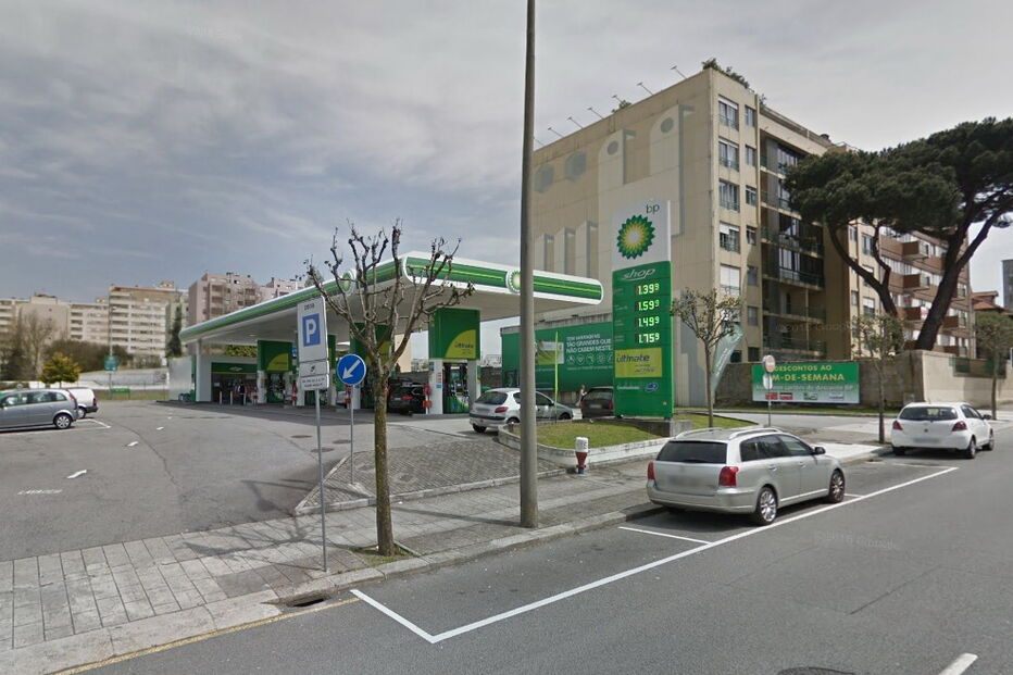 Casal foi apanhado a meter combustível com matrícula falsa nesta posto da Avenida Sidónio Pais, no Porto