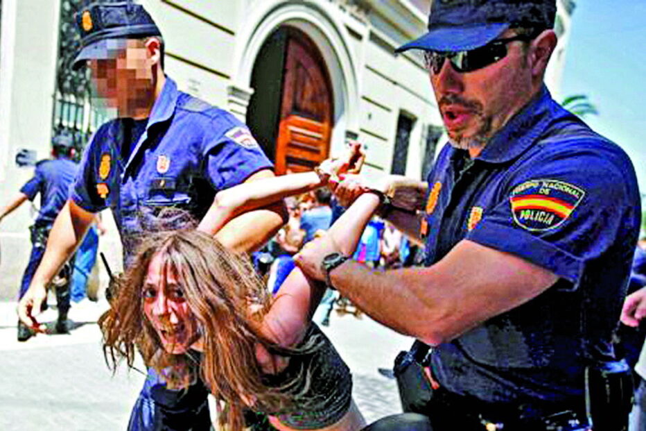 María Gombau, suspeita de matar os filhos, foi detida num protesto em 2011   