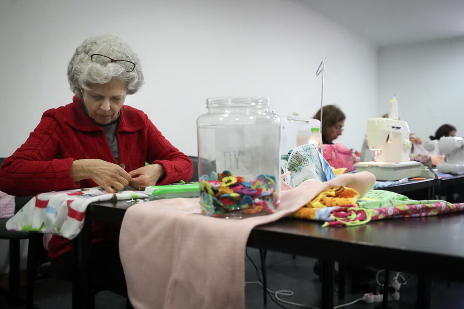 Voluntárias de Torres Vedras costuram vestidos para crianças carenciadas no Mundo