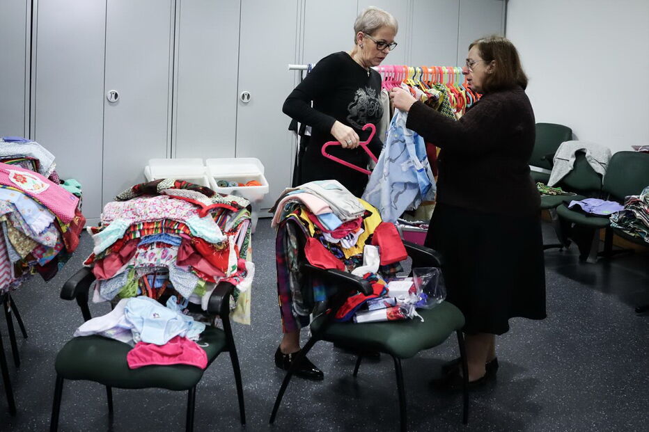 Voluntárias de Torres Vedras costuram vestidos para crianças carenciadas no Mundo