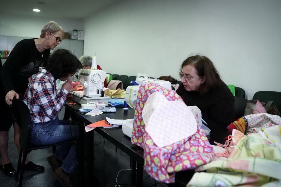 Voluntárias de Torres Vedras costuram vestidos para crianças carenciadas no Mundo