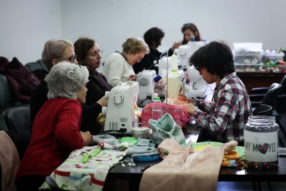 Voluntárias de Torres Vedras costuram vestidos para crianças carenciadas no Mundo