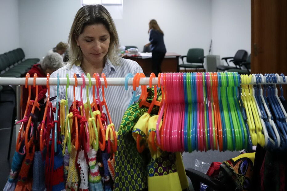 Voluntárias de Torres Vedras costuram vestidos para crianças carenciadas no Mundo