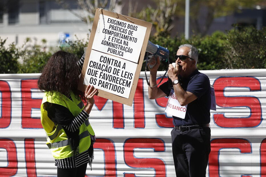 Lesados do BES em protesto ruidoso junto a casa do governador do Banco de Portugal