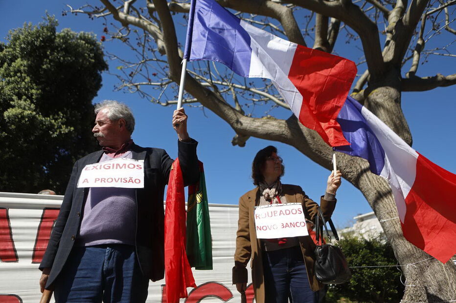 Lesados do BES em protesto ruidoso junto a casa do governador do Banco de Portugal
