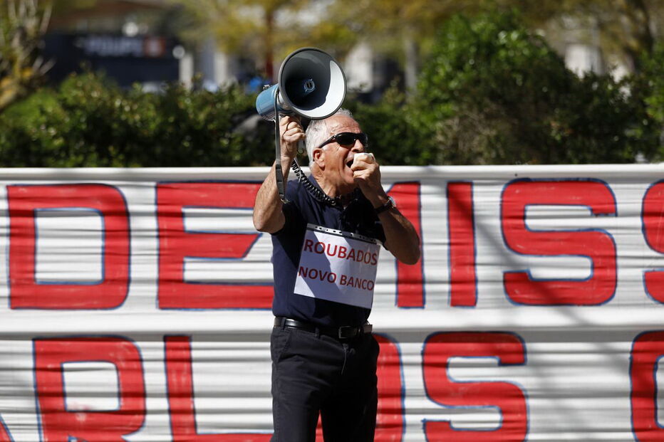 Lesados do BES em protesto ruidoso junto a casa do governador do Banco de Portugal