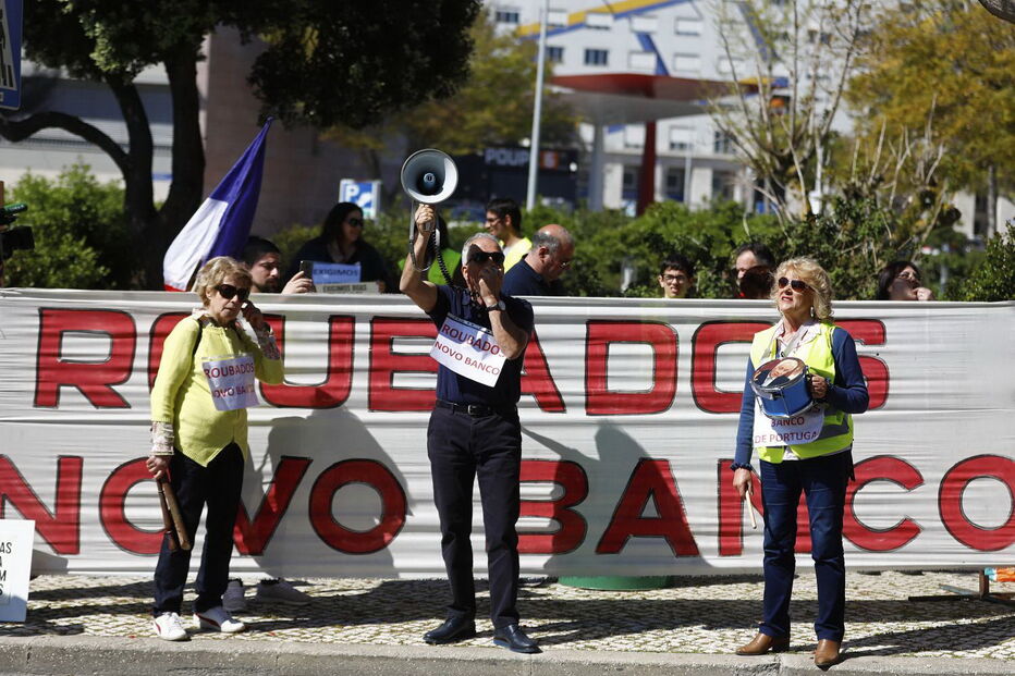 Lesados do BES em protesto ruidoso junto a casa do governador do Banco de Portugal