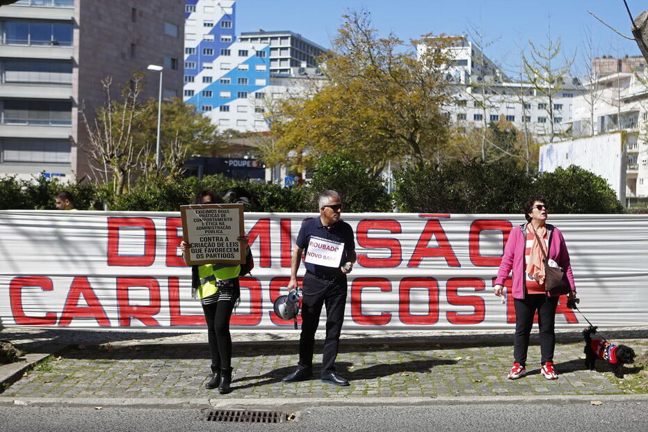 Lesados do BES em protesto ruidoso junto a casa do governador do Banco de Portugal