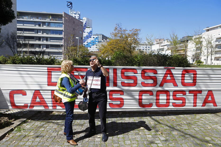 Lesados do BES em protesto ruidoso junto a casa do governador do Banco de Portugal