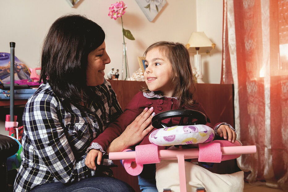 Susana Cintrão, com a filha Laura, na casa onde vivem em Santarém. A menina nasceu há seis anos na Maternidade Alfredo da Costa, em Lisboa, com paralisia cerebral 