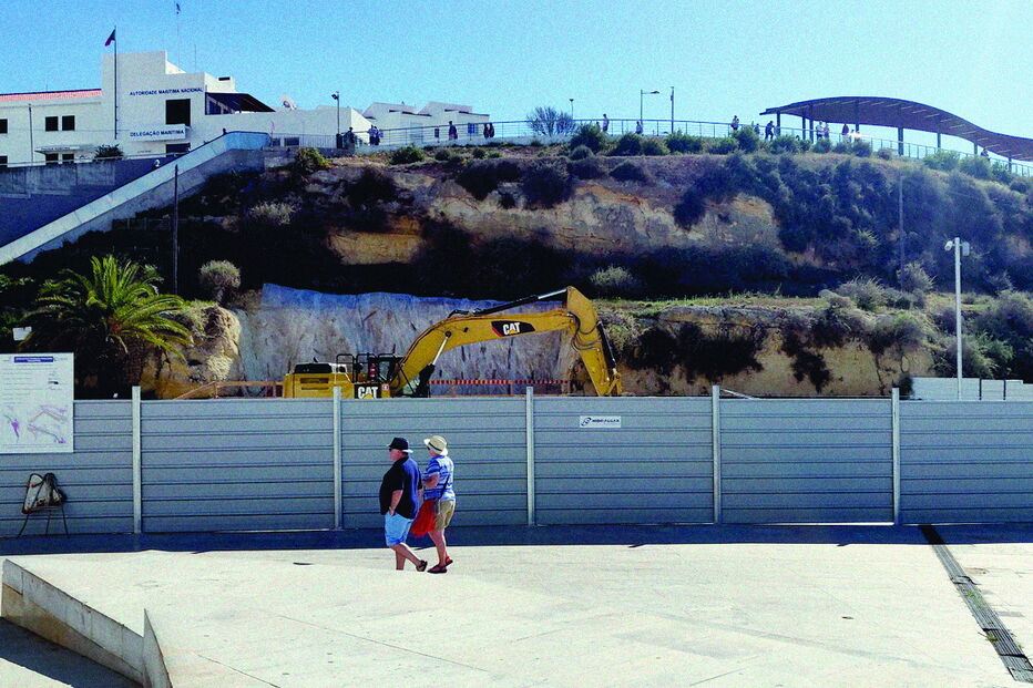 Obras para construir estação elevatória já começaram na praça dos Pescadores mas serão interrompidas no verão   