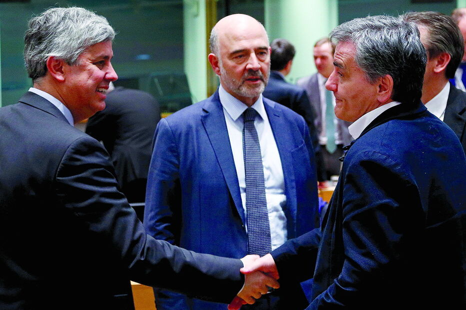 Ministro das Finanças, Mário Centeno, com o comissário europeu Pierre Moscovici e o homólogo grego Tsakalotos