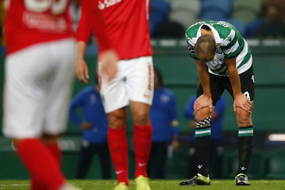 Bas Dost mostrou enorme desalento no final do jogo com o Santa Clara 