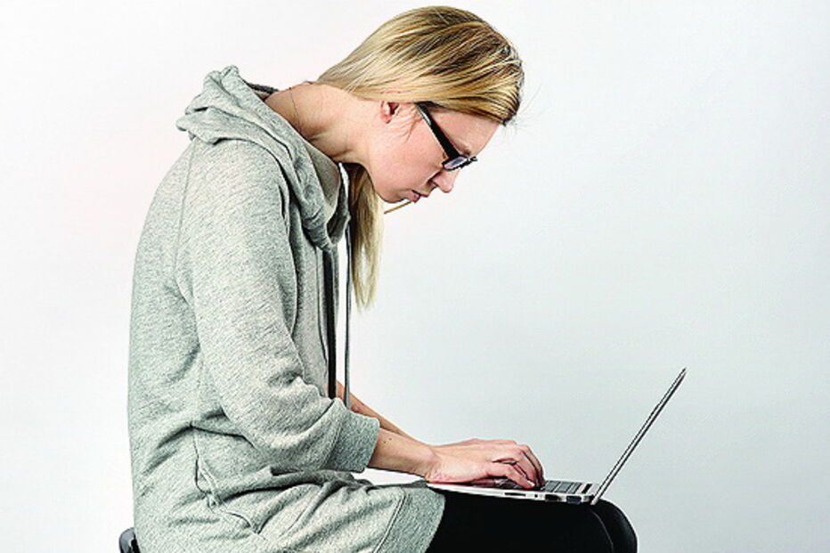 Dor Lombar pode ser causada por estar muito tempo em frente ao computador com má postura