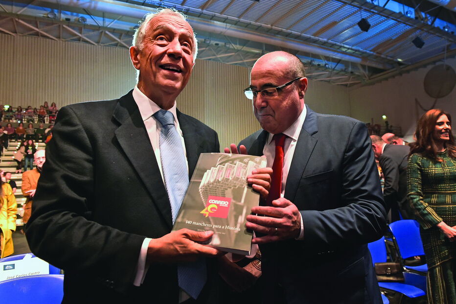 Octávio Ribeiro, Diretor-geral Editorial do CM e da CMTV oferece livro dos ‘40 anos CM’ ao Presidente da República