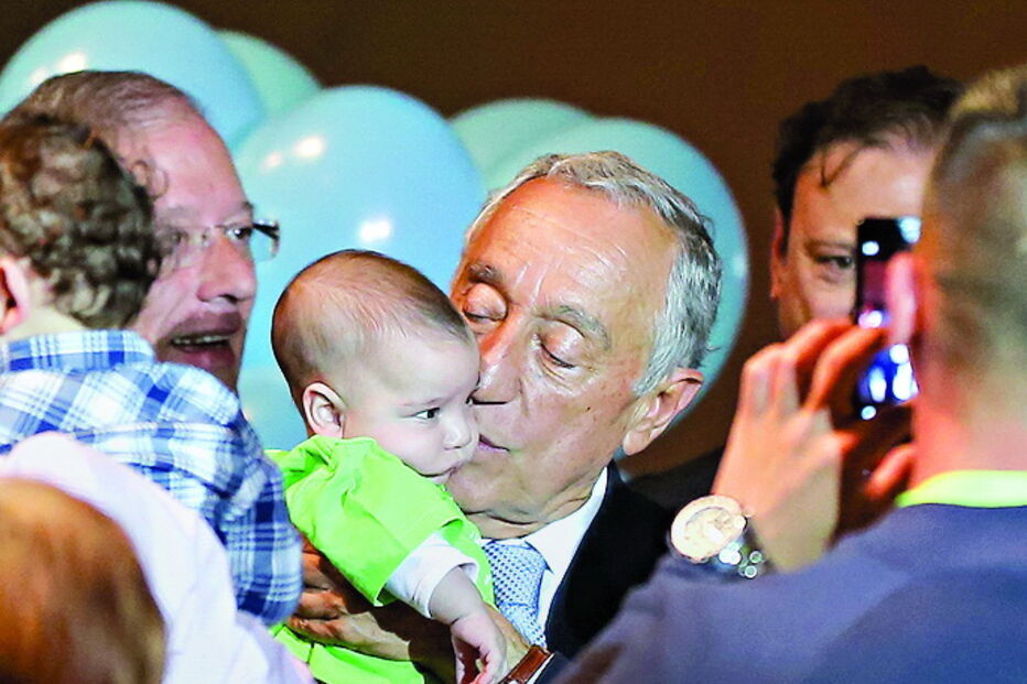 Marcelo com bebés na gala 'Viva a Vida'