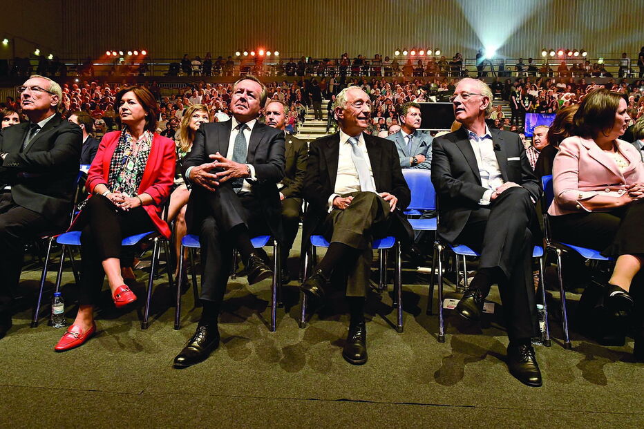 Presidente da República ladeado por Luís Santana, administrador da Cofina, e Almeida Henriques, autarca de Viseu