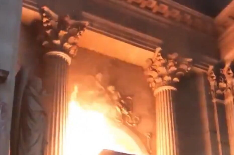Violentas chamas consomem igreja histórica em Paris