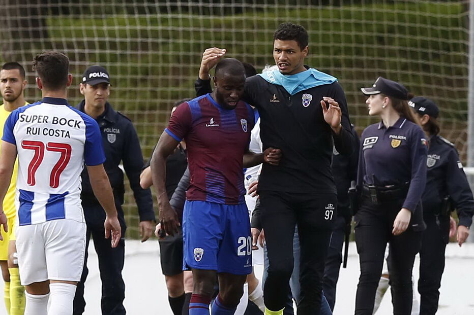 Expulsão no jogo entre Cova da Piedade e FC Porto B obrigou à intervenção da polícia 