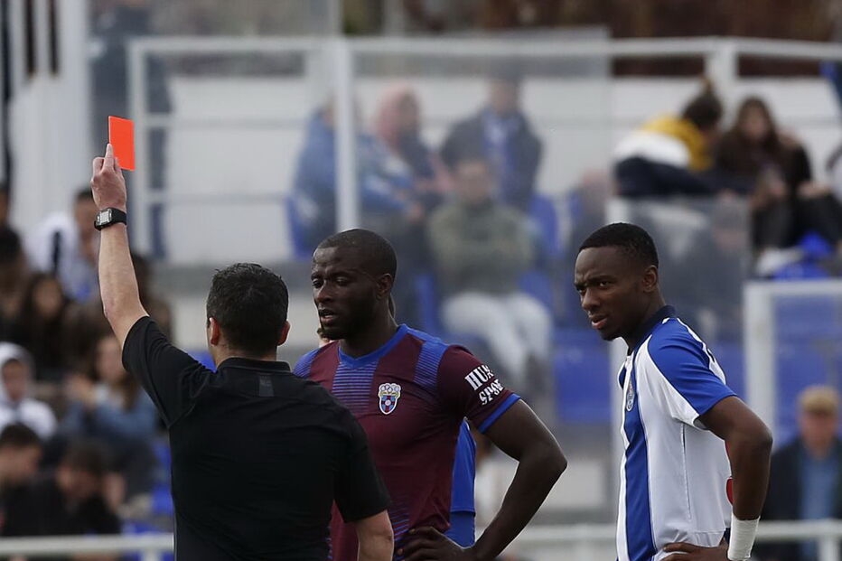 Expulsão no jogo entre Cova da Piedade e FC Porto B obrigou à intervenção da polícia 