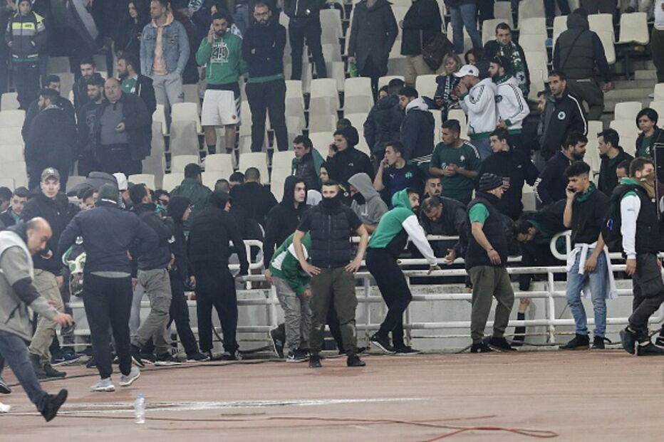 Invasão de campo suspende jogo entre Panathinaikos e o Olympiacos de Pedro Martins