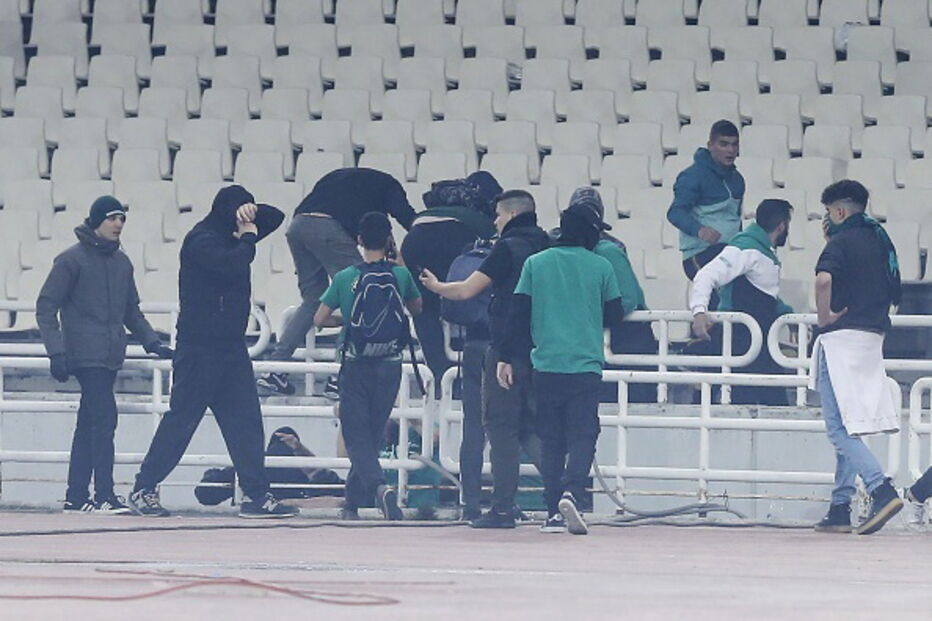 Invasão de campo suspende jogo entre Panathinaikos e o Olympiacos de Pedro Martins