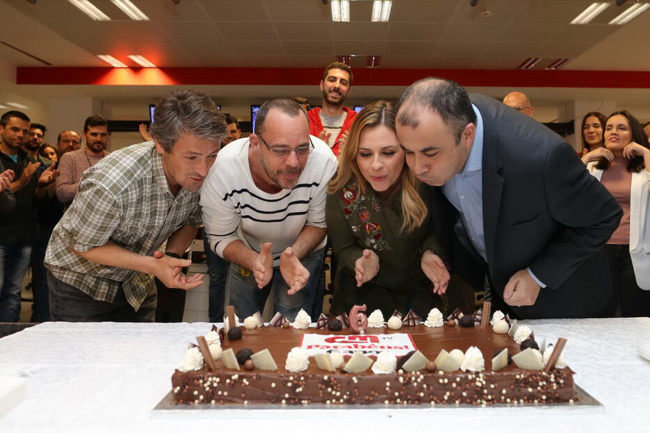 João Ferreira, Paulo João Santos, Cátia Nobre e Carlos Rodrigues apagam as velas do bolo