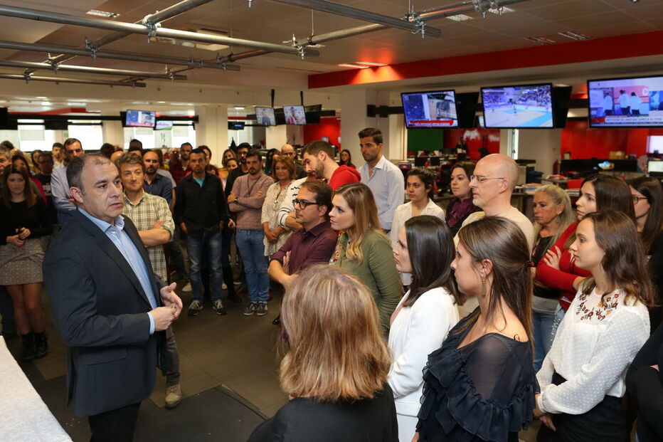 Carlos Rodrigues, diretor-executivo do CM e da CMTV, discursa perante a redação no 6º aniversário do canal