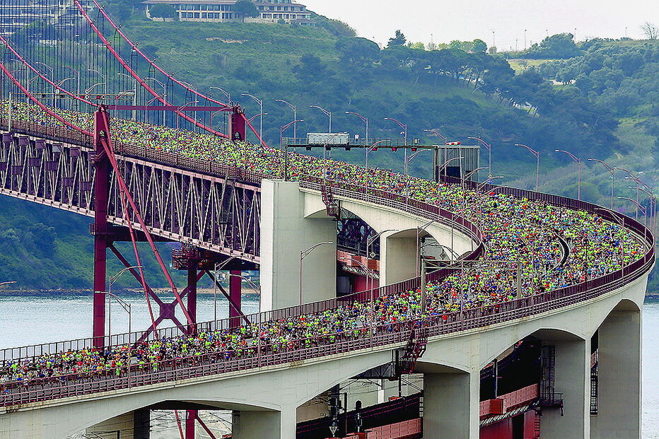 Milhares na ponte 25 de Abril  