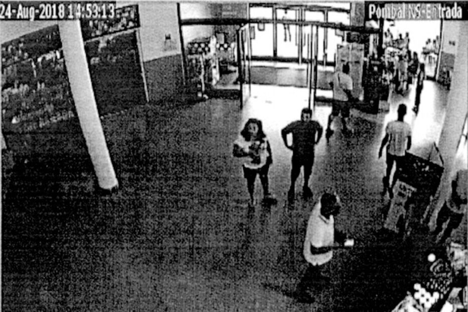 Rosa Grilo e António Joaquim filmados em estação de serviço durante viagem a dois após a morte de Luís Grilo