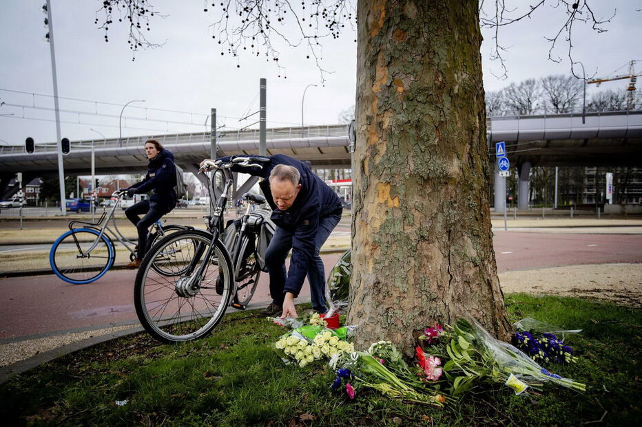 Local do ataque em Utrecht enche-se de flores em homenagem às vítimas
