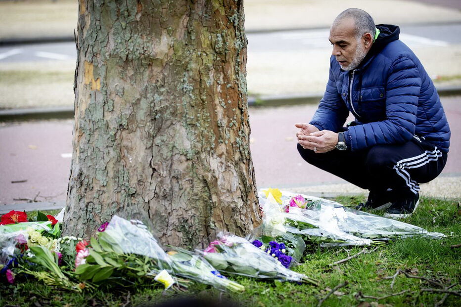 Local do ataque em Utrecht enche-se de flores em homenagem às vítimas