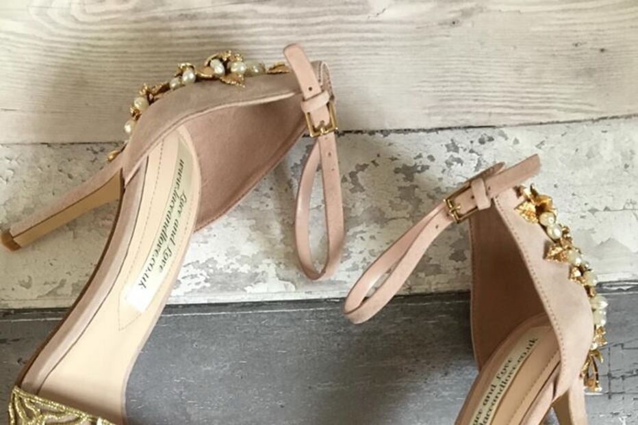 Mãe com cancro terminal escreve mensagem emocionante nos sapatos de casamento da filha 