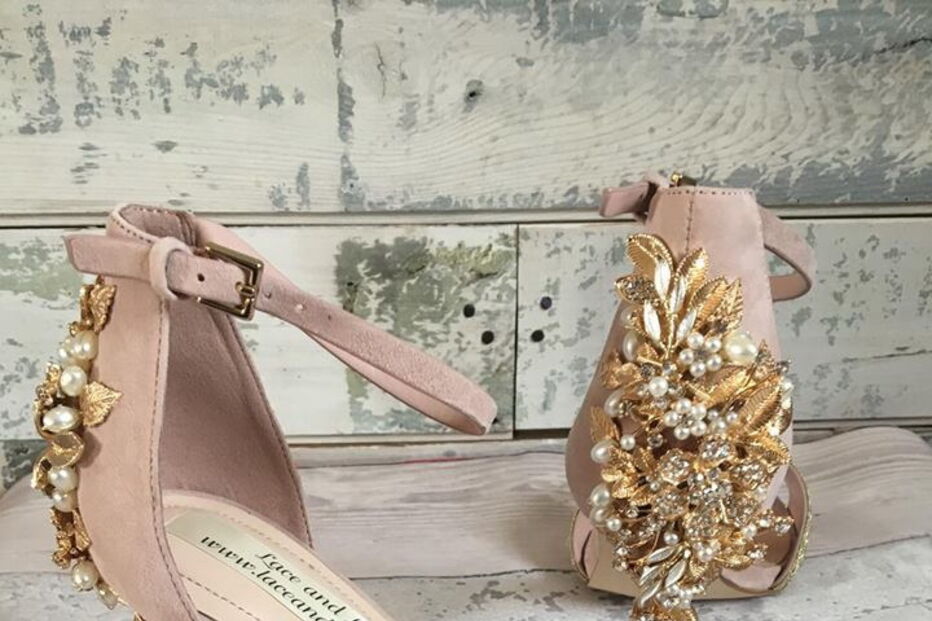 Mãe com cancro terminal escreve mensagem emocionante nos sapatos de casamento da filha 