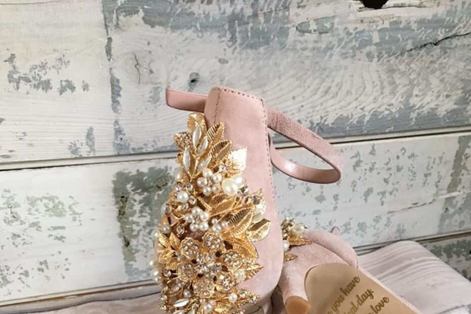 Mãe com cancro terminal escreve mensagem emocionante nos sapatos de casamento da filha 