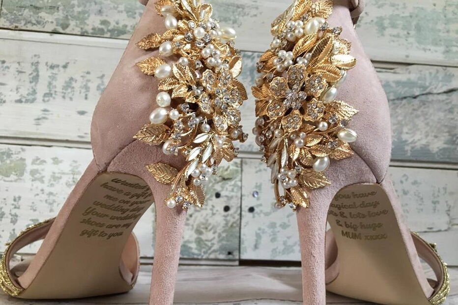 Mãe com cancro terminal escreve mensagem emocionante nos sapatos de casamento da filha 