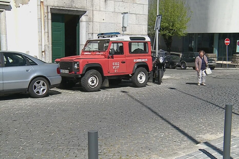 Jovem furta jipe dos bombeiros de Braga e tem acidente
