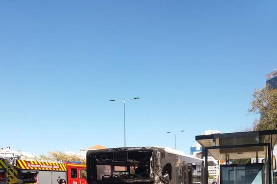 Autocarro arde nas Amoreiras em Lisboa 