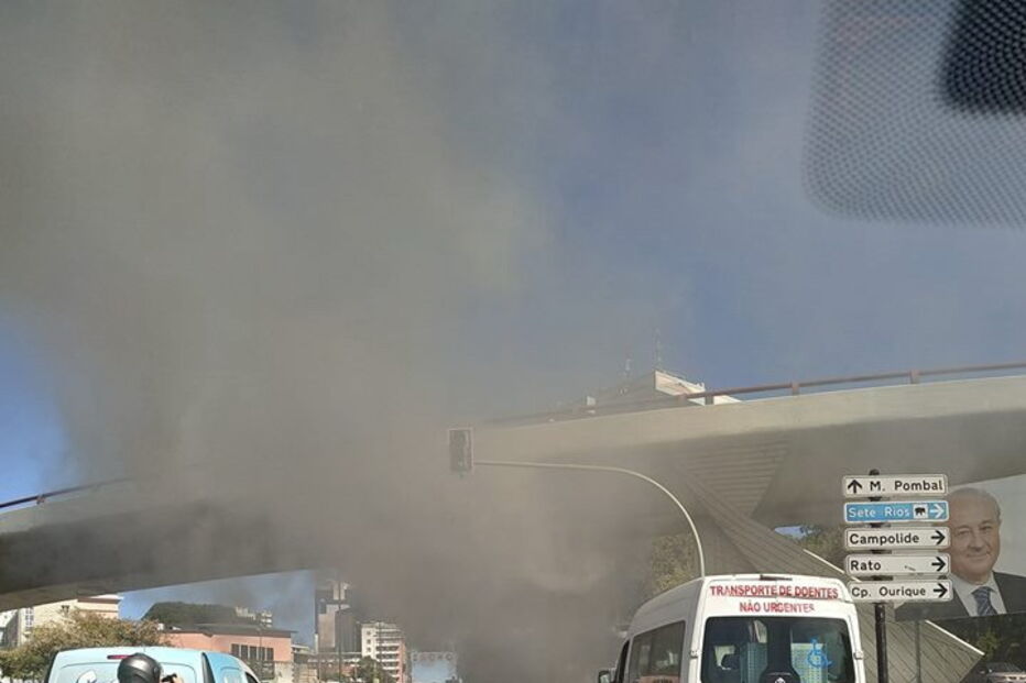 Autocarro arde nas Amoreiras em Lisboa 