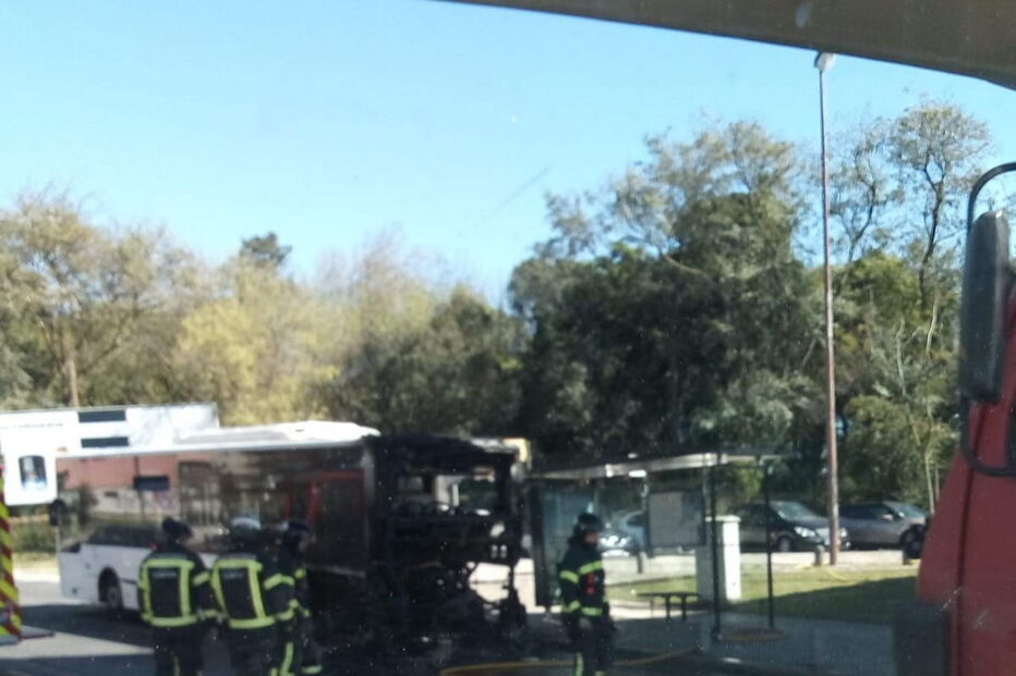  Autocarro arde nas Amoreiras em Lisboa