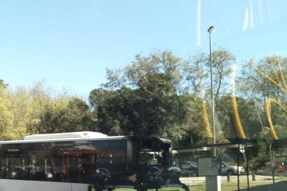  Autocarro arde nas Amoreiras em Lisboa