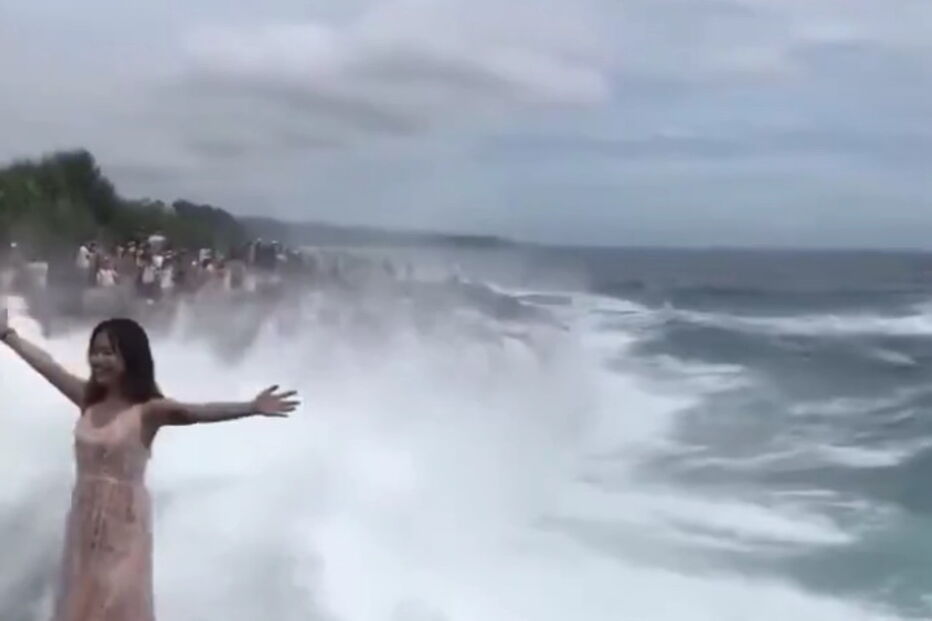 Jovem é abalroada por onda enquanto tirava fotografia